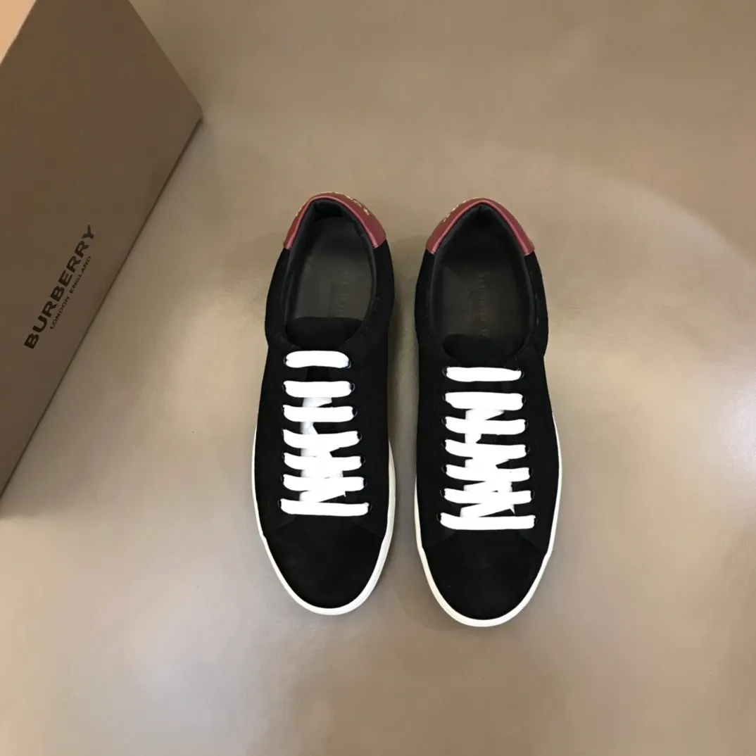 ¥380 ▫️B’s men’s classic low-top sneakers are reinterpreted in Vintage plaid cotton and cowhide materials, and decorated with a new brand logo. First-layer cowhide lining, heel decorated with Burberry lettering embossed logo, original outsole 38-45